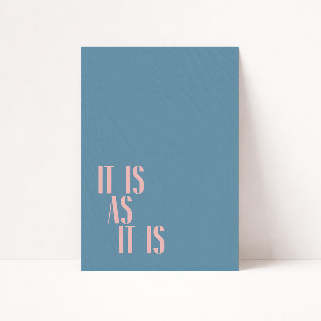 Minimalistisches It Is As It Is Typografie Poster mit blauem Hintergrund und rosa Schrift im modernen skandinavischen Stil