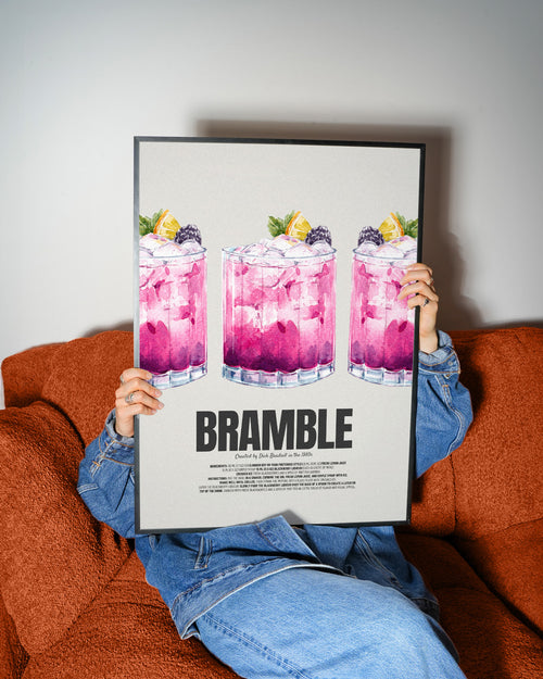 Modernes Bramble Cocktail Poster mit pinken Drink Illustrationen für Küche oder Home Bar
Stilvolles Cocktail Wandbild mit Bramble Rezept und moderner Typografie im Retro Stil
Ästhetisches Cocktail Poster mit Beerencocktails für moderne Küchen und Barbereiche
Bramble Drink Poster mit illustrativen Cocktails in Pink und Lila als moderne Wanddeko
Künstlerisches Cocktail Rezept Poster für Home Bar, Küche oder stilvolles Wohnzimmer