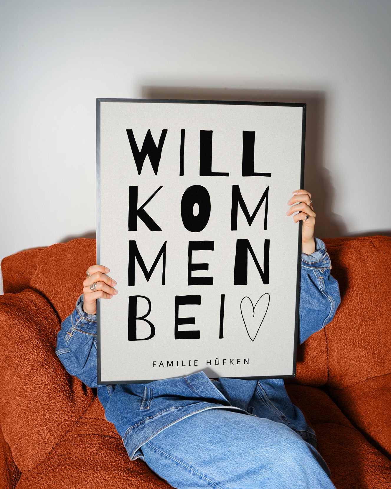 Minimalistisches Typografie-Poster mit dem Schriftzug „Willkommen bei“ in modernem, handgezeichnetem Stil, kombiniert mit personalisierbarem Familiennamen „Familie Müller“ und Zusatz „Since 2015“, stilvolle Wanddekoration für Eingangsbereich, Flur oder Wohnzimmer, modernes Familienposter mit persönlicher Note, schwarz-weißes Design mit klarer, zeitloser Ästhetik, dekoratives Willkommensschild für Zuhause, ideal als individuelle Wandkunst für Familien, personalisierbares Namensposter als Geschenk zur Hochzei