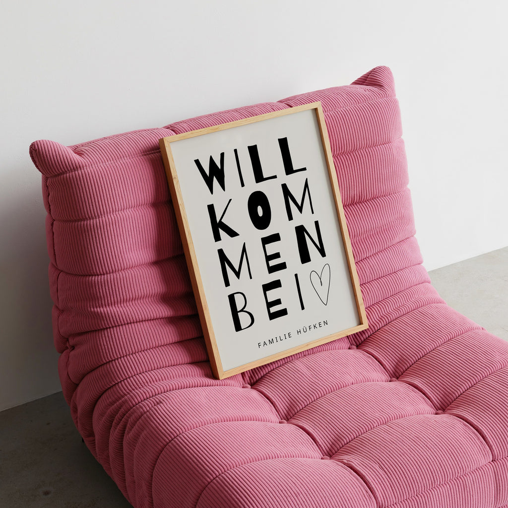 Minimalistisches Typografie-Poster mit dem Schriftzug „Willkommen bei“ in modernem, handgezeichnetem Stil, kombiniert mit personalisierbarem Familiennamen „Familie Müller“ und Zusatz „Since 2015“, stilvolle Wanddekoration für Eingangsbereich, Flur oder Wohnzimmer, modernes Familienposter mit persönlicher Note, schwarz-weißes Design mit klarer, zeitloser Ästhetik, dekoratives Willkommensschild für Zuhause, ideal als individuelle Wandkunst für Familien, personalisierbares Namensposter als Geschenk zur Hochzei