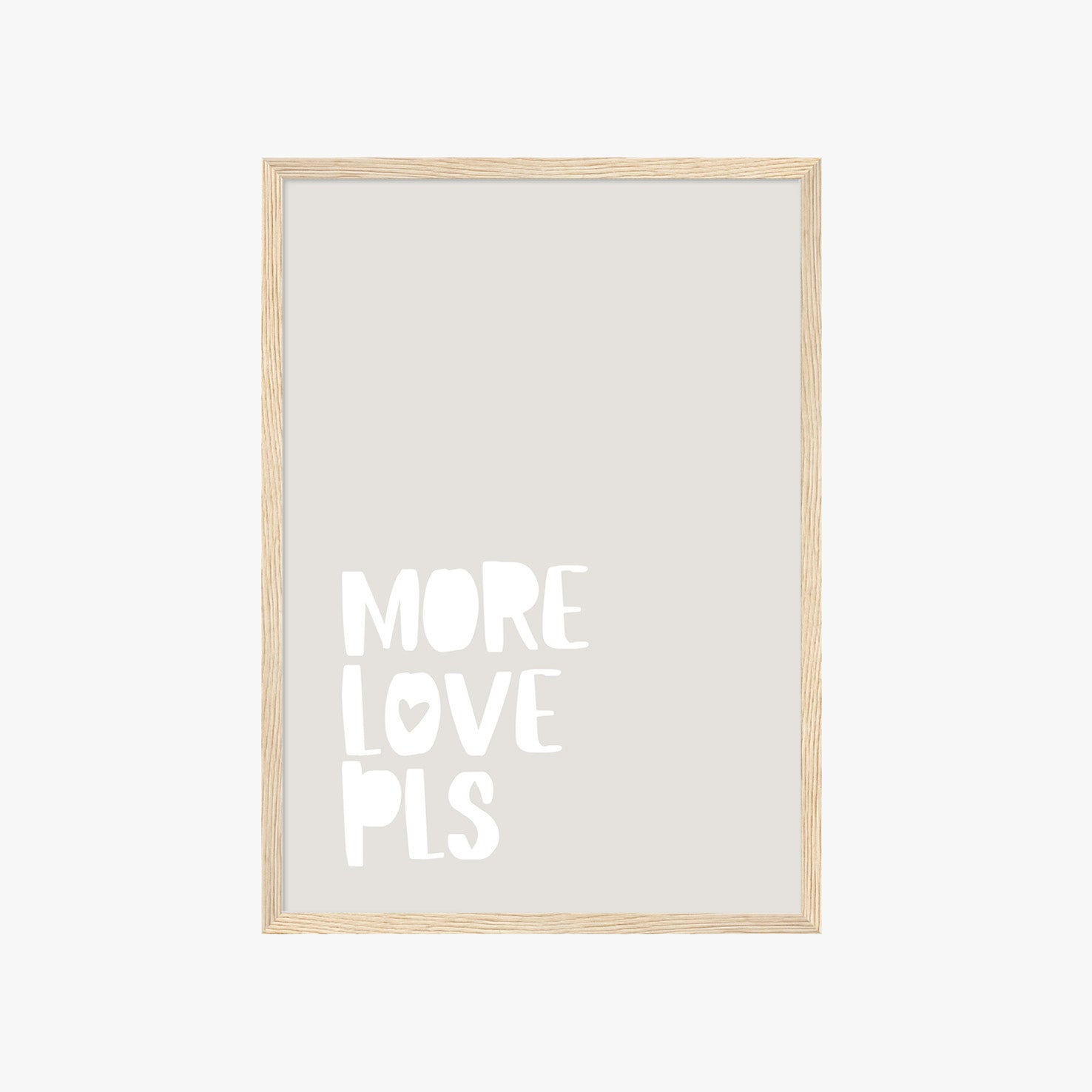 Aesthetic Wandbild mit modernem Schriftzug More Love Pls – ruhige Typografie Kunst für skandinavische Räume
