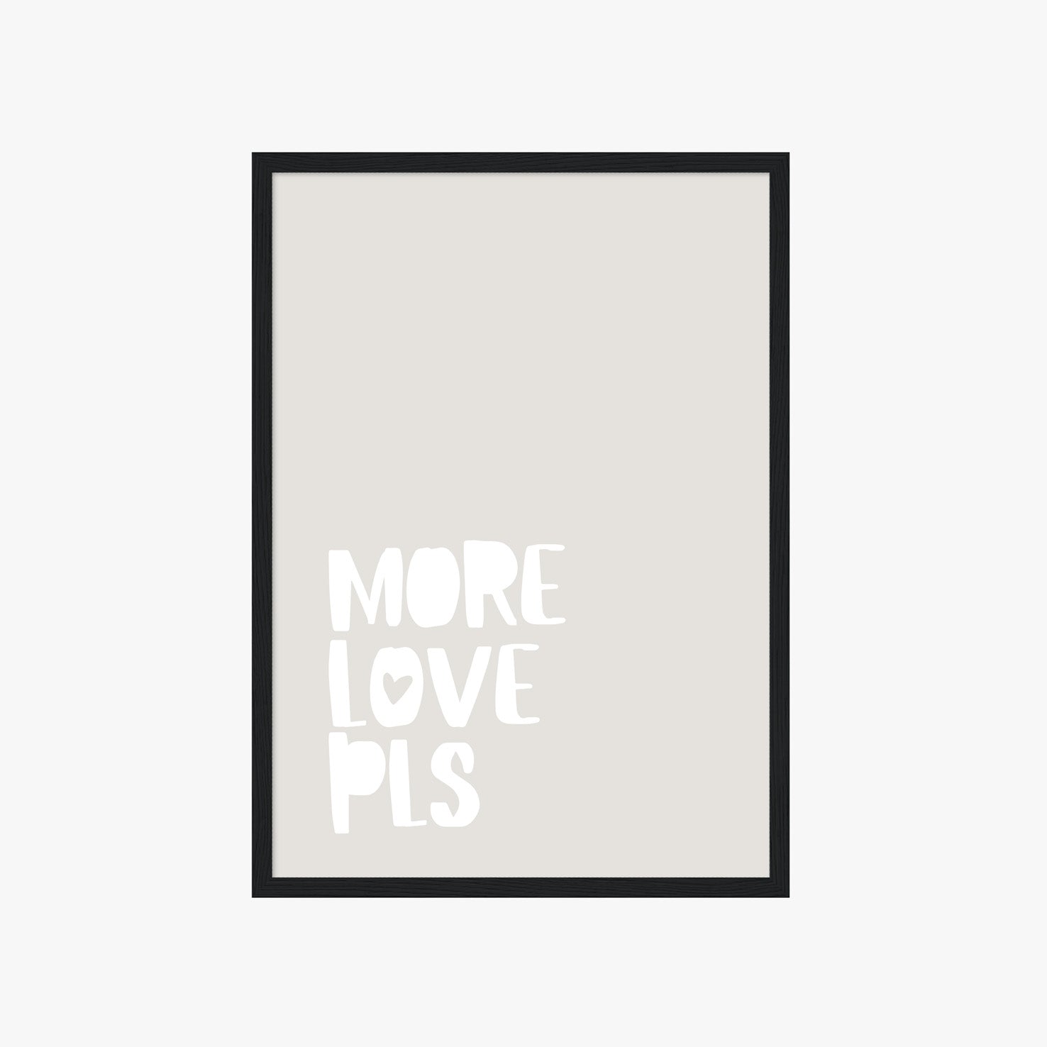 Aesthetic Wandbild mit modernem Schriftzug More Love Pls – ruhige Typografie Kunst für skandinavische Räume