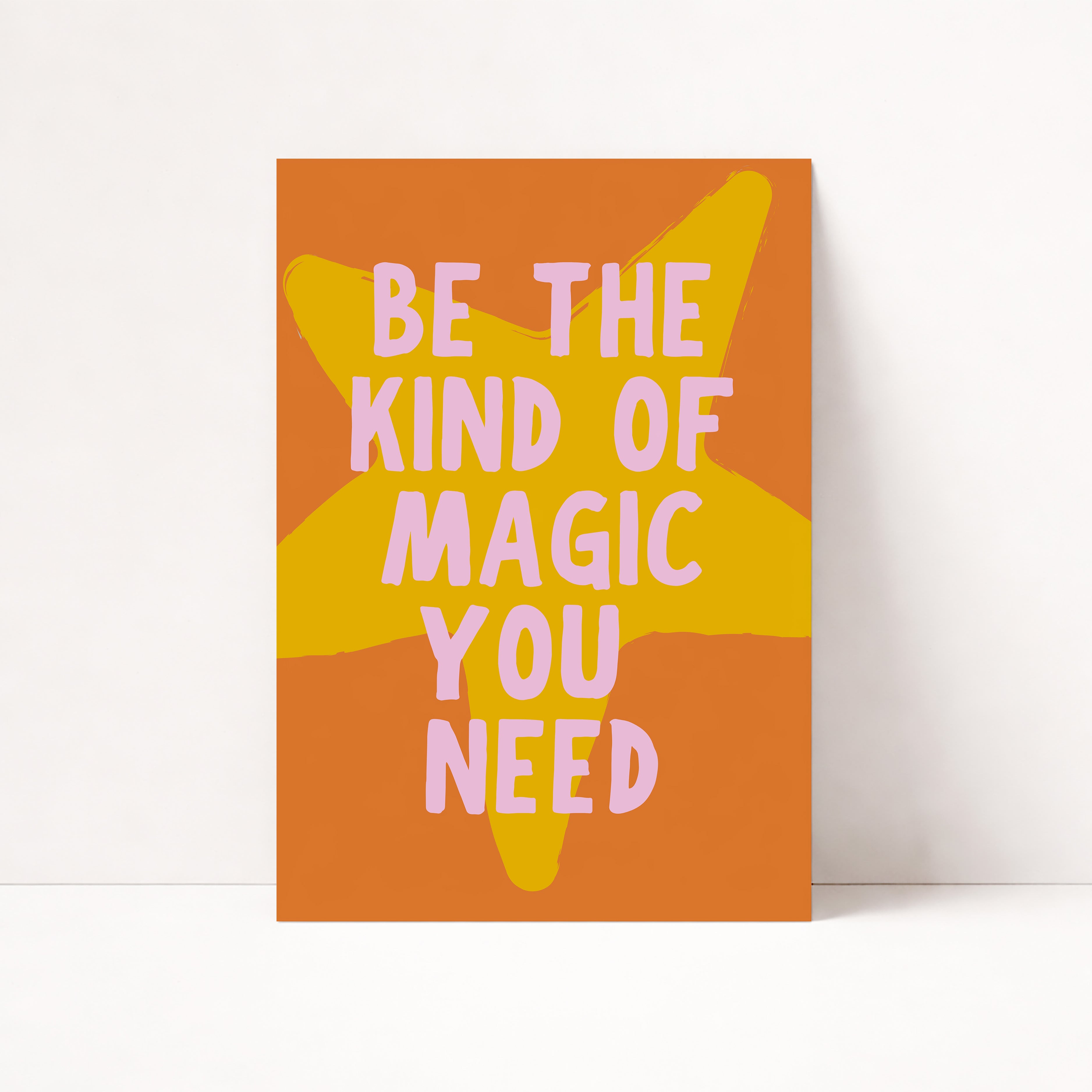 Be The Kind Of Magic You Need Poster mit gelbem Stern auf orangefarbenem Hintergrund im Retro-Design