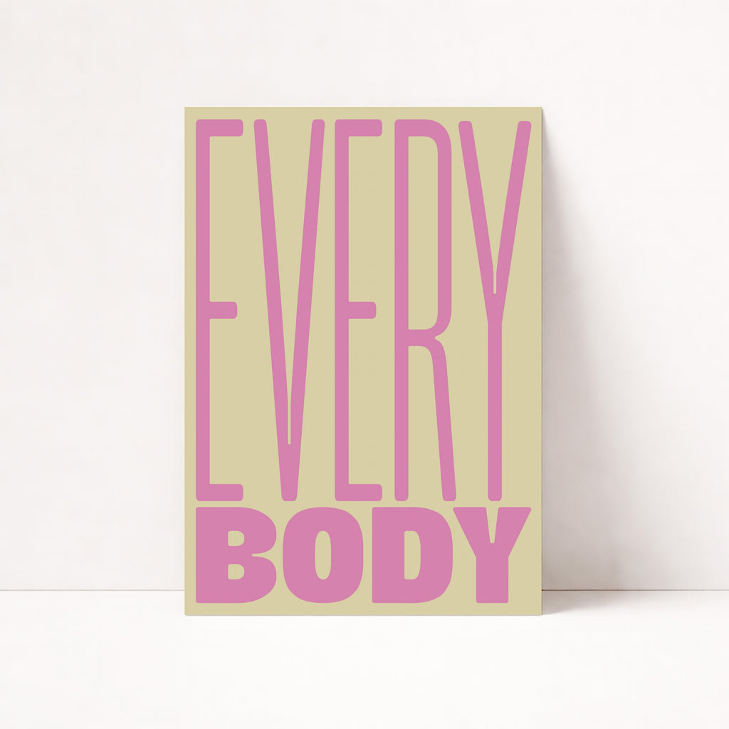 Every Body Poster in Pink und Creme mit moderner Typografie als Statement Wandbild im Schlafzimmer