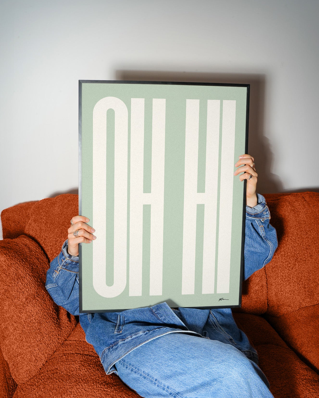 Minimalistisches OH HI Poster mit moderner Typografie in sanftem Salbeigrün

Typografie Wandbild mit OH HI Schriftzug im skandinavischen Design

Modernes Statement Poster mit großflächiger Typografie für Wohnräume

Retro Typografie Poster in Salbeigrün als stilvolle Wanddeko

Minimalistisches Typography Poster für Wohnzimmer, Schlafzimmer oder Büro