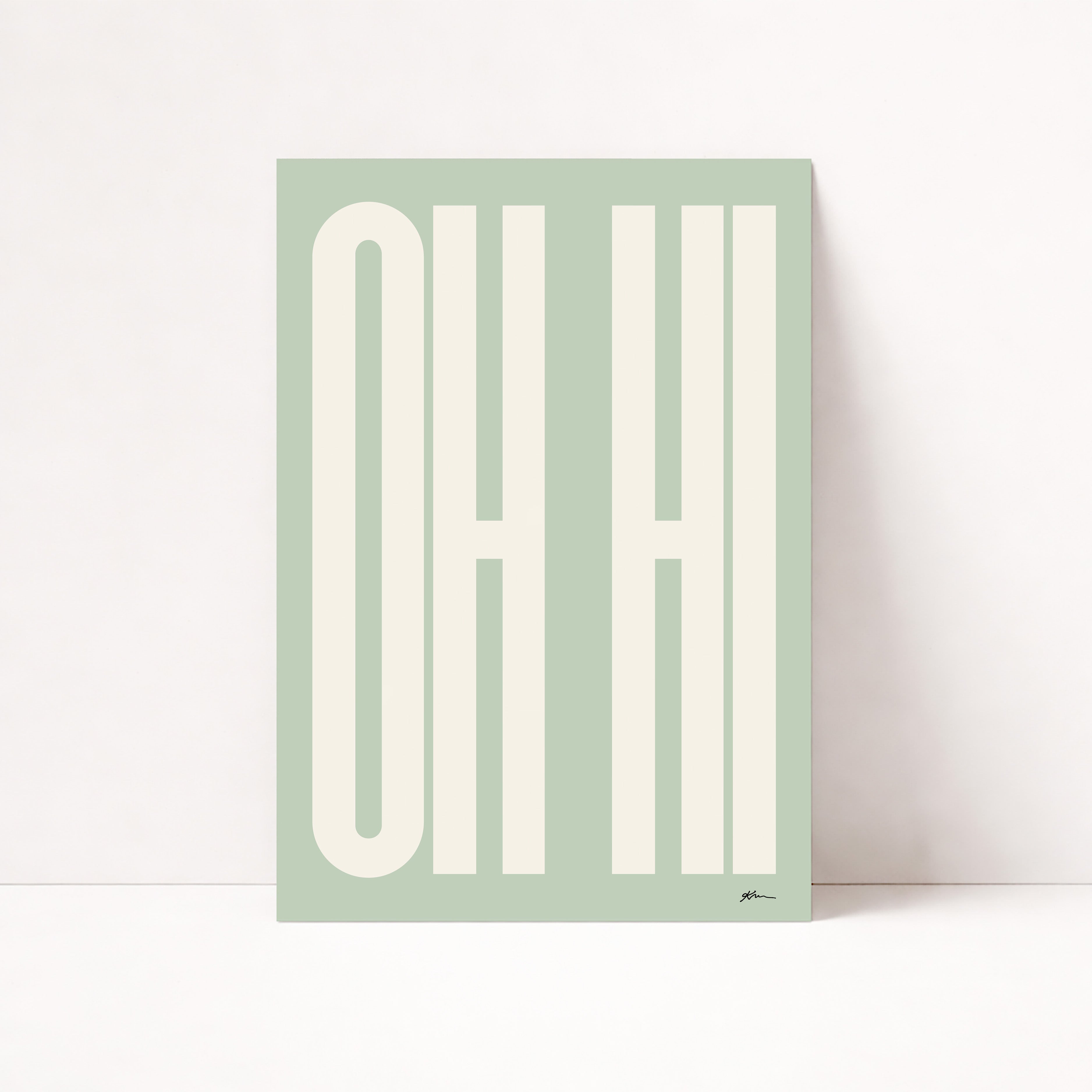 Minimalistisches OH HI Poster mit moderner Typografie in sanftem Salbeigrün

Typografie Wandbild mit OH HI Schriftzug im skandinavischen Design

Modernes Statement Poster mit großflächiger Typografie für Wohnräume

Retro Typografie Poster in Salbeigrün als stilvolle Wanddeko

Minimalistisches Typography Poster für Wohnzimmer, Schlafzimmer oder Büro