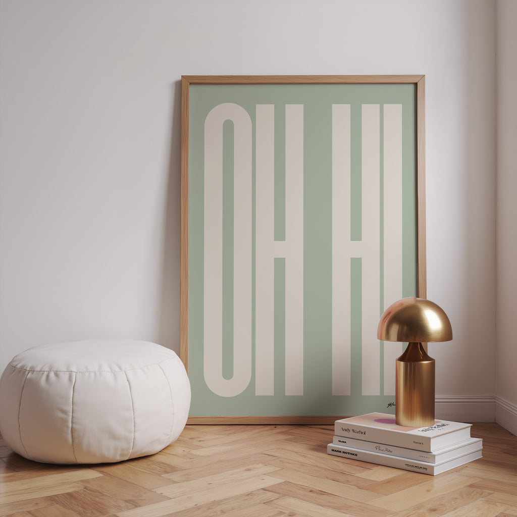 Minimalistisches OH HI Poster mit moderner Typografie in sanftem Salbeigrün

Typografie Wandbild mit OH HI Schriftzug im skandinavischen Design

Modernes Statement Poster mit großflächiger Typografie für Wohnräume

Retro Typografie Poster in Salbeigrün als stilvolle Wanddeko

Minimalistisches Typography Poster für Wohnzimmer, Schlafzimmer oder Büro