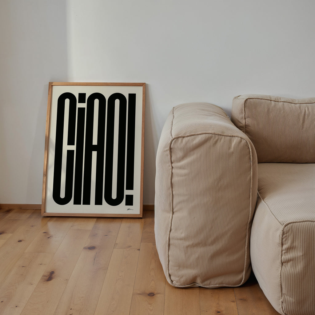 Modernes Ciao Poster mit auffälliger schwarzer Typografie auf hellem Hintergrund

Minimalistisches Typografie Poster mit dem Schriftzug Ciao im Retro Design