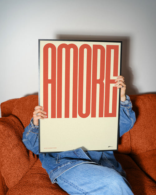 Modernes Amore Poster mit auffälliger Typografie im Retro Stil für Wohnzimmer und Schlafzimmer

Typografie Wandbild mit dem Schriftzug Amore in warmen Rot- und Cremetönen

Minimalistisches Amore Poster als moderne Wanddeko mit italienischem Flair

Retro Typografie Poster mit großem Amore Schriftzug für stilvolle Wohnräume

Elegantes Statement Poster mit Amore Typografie im modernen Interior Design