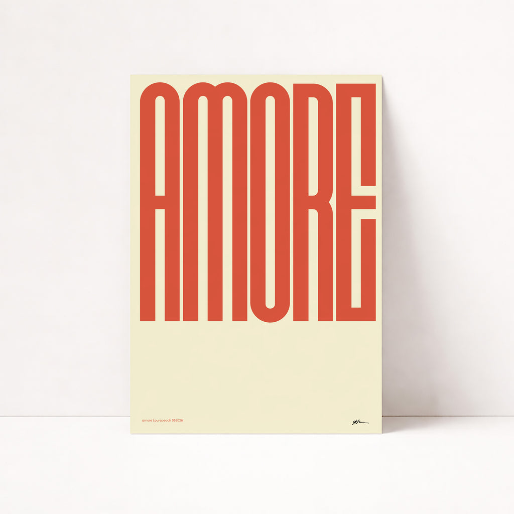 Modernes Amore Poster mit auffälliger Typografie im Retro Stil für Wohnzimmer und Schlafzimmer

Typografie Wandbild mit dem Schriftzug Amore in warmen Rot- und Cremetönen

Minimalistisches Amore Poster als moderne Wanddeko mit italienischem Flair

Retro Typografie Poster mit großem Amore Schriftzug für stilvolle Wohnräume

Elegantes Statement Poster mit Amore Typografie im modernen Interior Design