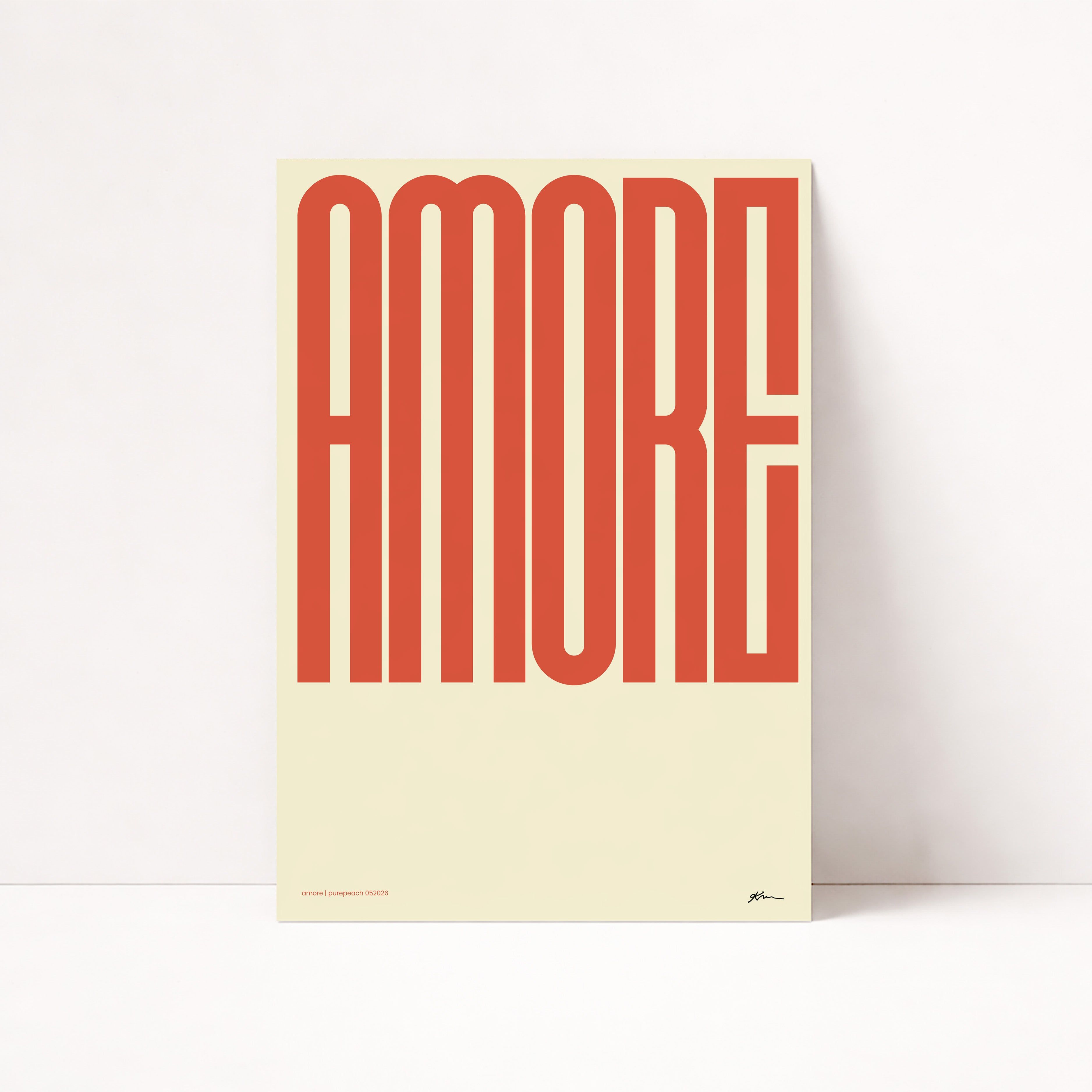 Modernes Amore Poster mit auffälliger Typografie im Retro Stil für Wohnzimmer und Schlafzimmer

Typografie Wandbild mit dem Schriftzug Amore in warmen Rot- und Cremetönen

Minimalistisches Amore Poster als moderne Wanddeko mit italienischem Flair

Retro Typografie Poster mit großem Amore Schriftzug für stilvolle Wohnräume

Elegantes Statement Poster mit Amore Typografie im modernen Interior Design
