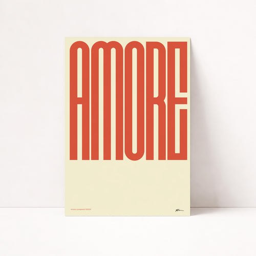 Modernes Amore Poster mit auffälliger Typografie im Retro Stil für Wohnzimmer und Schlafzimmer

Typografie Wandbild mit dem Schriftzug Amore in warmen Rot- und Cremetönen

Minimalistisches Amore Poster als moderne Wanddeko mit italienischem Flair

Retro Typografie Poster mit großem Amore Schriftzug für stilvolle Wohnräume

Elegantes Statement Poster mit Amore Typografie im modernen Interior Design