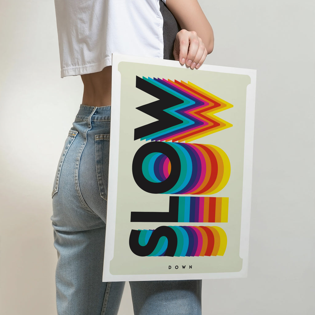 Retro Typografie Poster mit Schriftzug Slow Down in bunten Farben – moderne Wanddeko für Wohnzimmer oder Büro