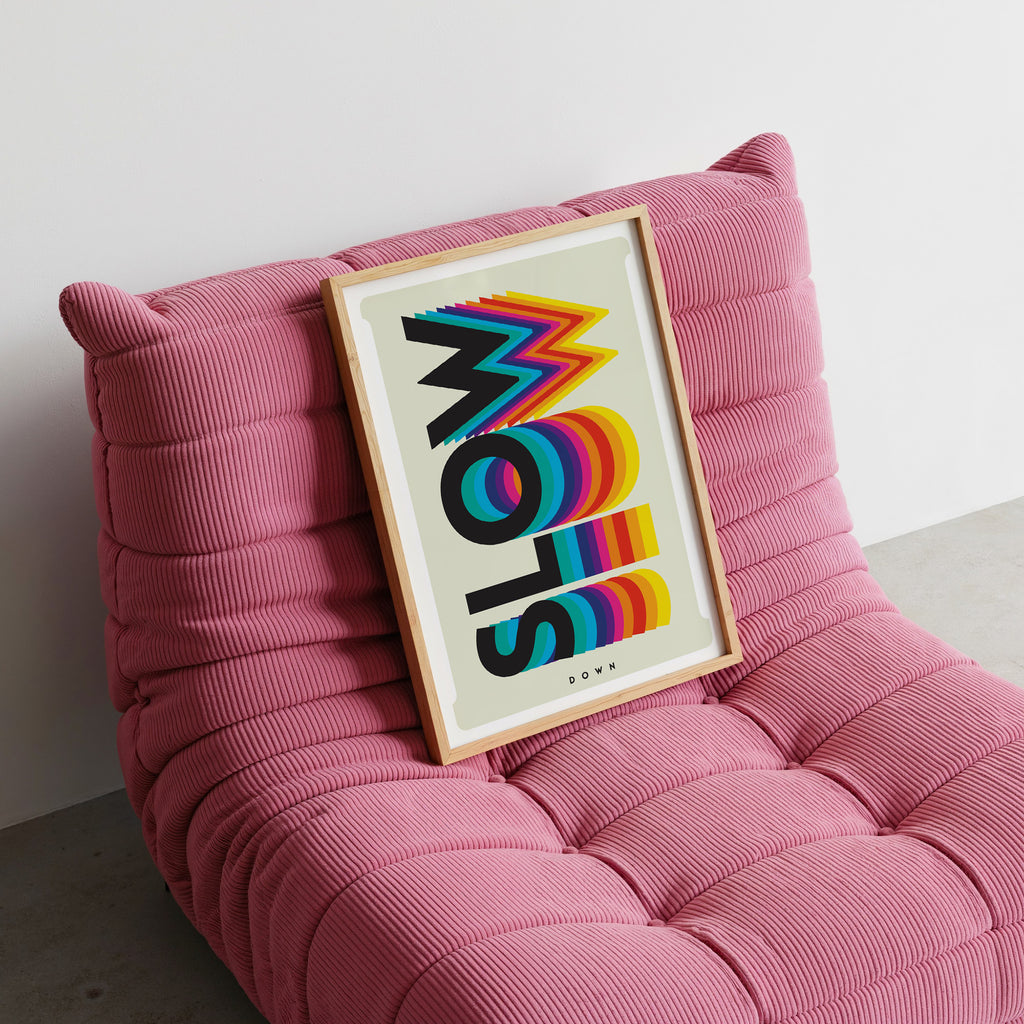 Aesthetic Typografie Poster mit farbigem Schriftzug und cleanem Hintergrund – moderne Interior Wandkunst