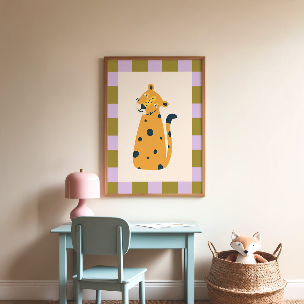 Farbenfrohes Leopard Poster im Retro-Stil als moderne Wanddeko für das Kinderzimmer
Verspielte Leoparden-Illustration in Orange, Flieder und Olivgrün mit Karomuster
Retro Tierposter mit Leopard als fröhlicher Kunstdruck für Kinderzimmer und Spielzimmer
Modernes Leopard Wandbild im Mid-Century-Stil in einem hellen Holzrahmen
Skandinavisches Kinderzimmer Poster mit niedlichem Leopard und farbigem Schachbrett-Rand