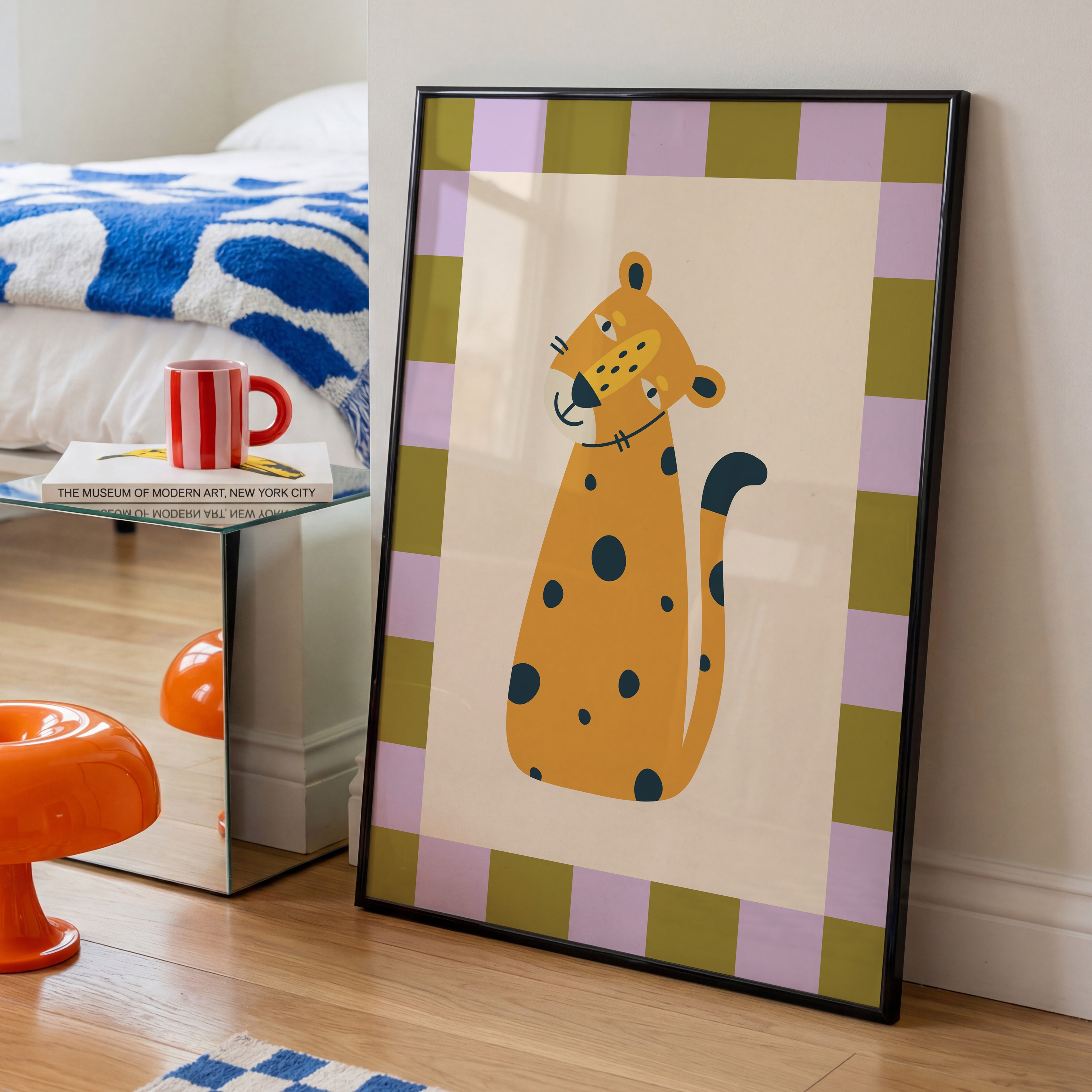 Farbenfrohes Leopard Poster im Retro-Stil als moderne Wanddeko für das Kinderzimmer
Verspielte Leoparden-Illustration in Orange, Flieder und Olivgrün mit Karomuster
Retro Tierposter mit Leopard als fröhlicher Kunstdruck für Kinderzimmer und Spielzimmer
Modernes Leopard Wandbild im Mid-Century-Stil in einem hellen Holzrahmen
Skandinavisches Kinderzimmer Poster mit niedlichem Leopard und farbigem Schachbrett-Rand