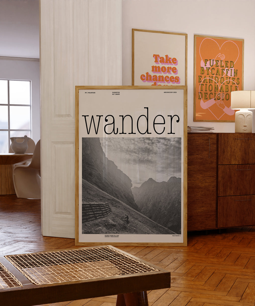 Letzte Hütte vor dem Gipfel – Knorrhütte an der Zugspitze als minimalistisches Schwarzweiß Poster mit alpiner Bergkulisse