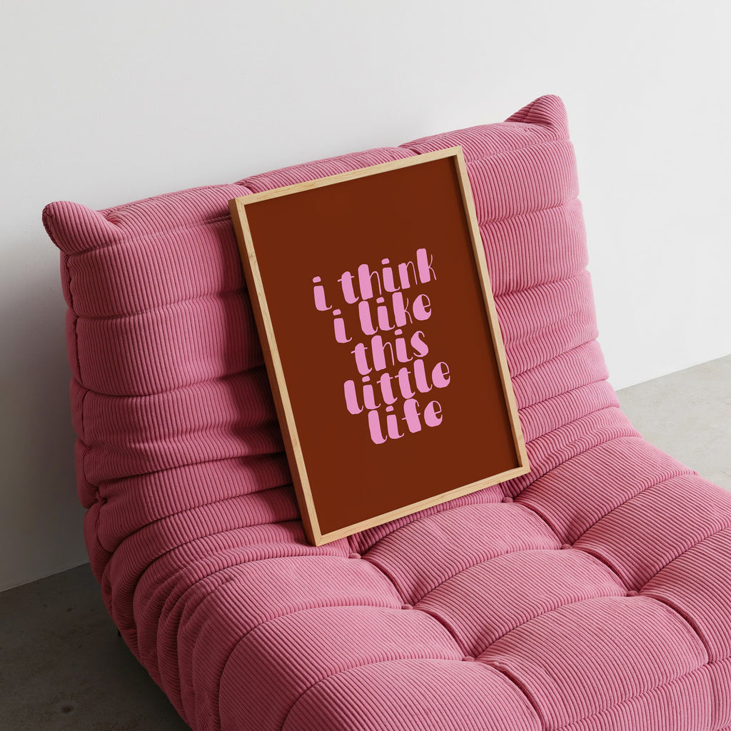 I Think I Like This Little Life Poster – Hol dir den Vibe von Selbstliebe, Ruhe und kleinen Glücksmomenten im Alltag. Die weiche, verspielte Typografie in zartem Rosa auf warmem Braunton wirkt modern, emotional und bringt eine cozy, positive Stimmung in dein Zuhause. Ob im Wohnzimmer, Schlafzimmer, Büro oder Flur – der Print sorgt sofort für eine warme, stilvolle Atmosphäre und wird zu einem dezenten Hingucker an jeder Wand.