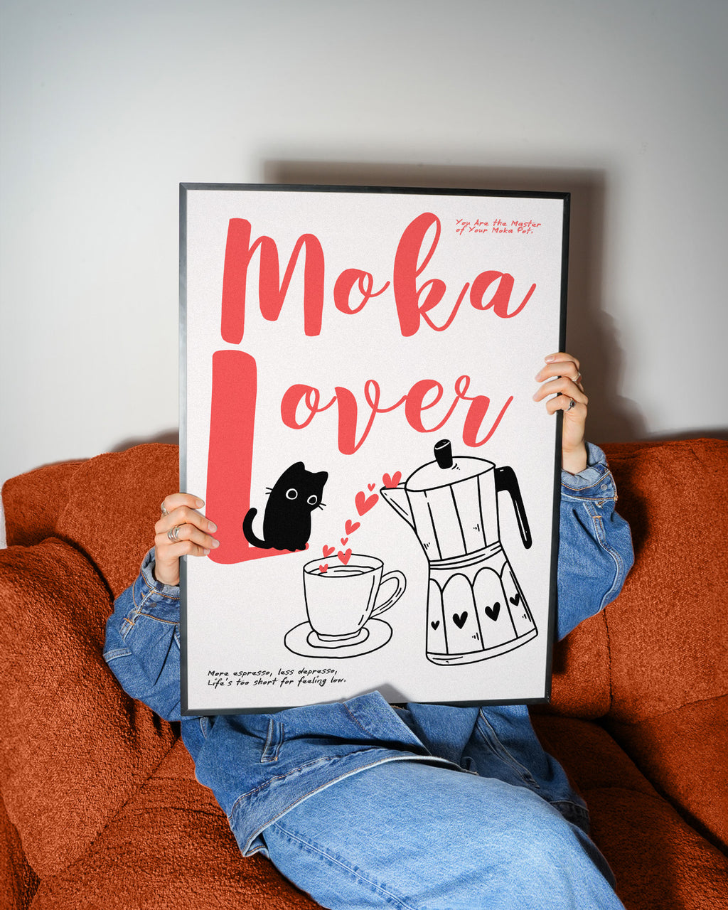 Typografie Poster mit Moka Kanne und Kaffee Illustration – moderne Wandkunst für Küche
