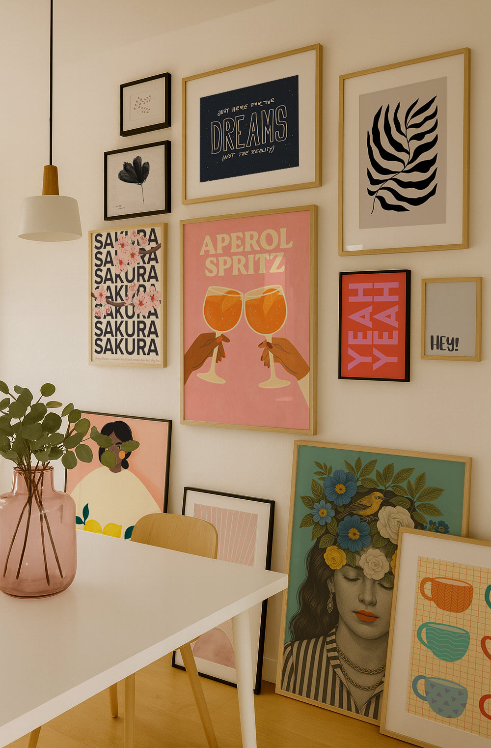 Illustration von zwei Händen, die Aperol Spritz Gläser mit Orangenscheiben halten, moderne Wandkunst