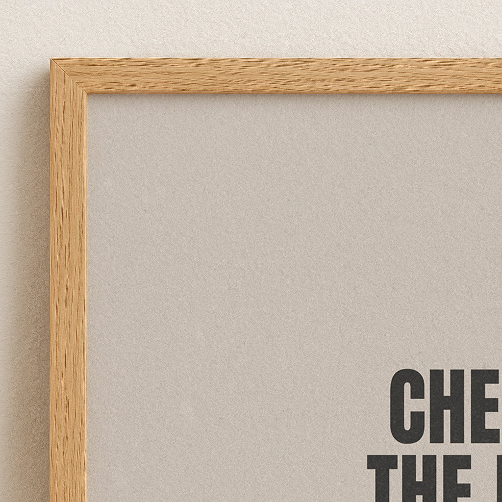 Typografie Poster Cheers To The Nights in schwarzer Bold Schrift auf hellem Hintergrund