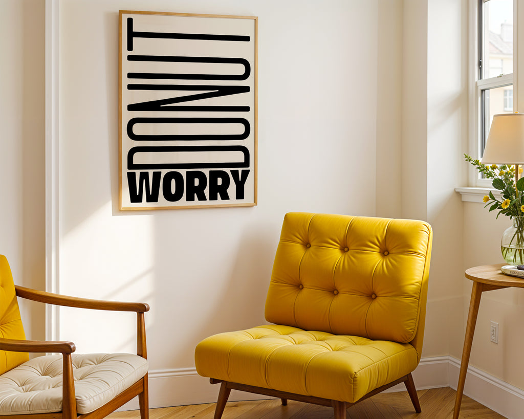 Modernes Don't Worry Poster mit abstrakter Typografie als stilvolle Wohnzimmer Wanddeko