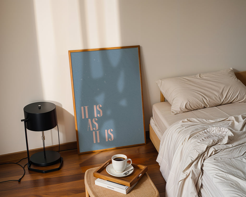 Typografie Wandbild mit dem Spruch It Is As It Is auf blauem Hintergrund im modernen Interior Stil