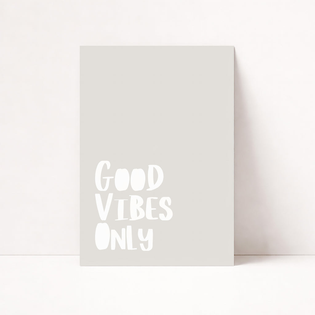 Good Vibes Only Poster mit minimalistischer Typografie auf neutralem Hintergrund

Minimalistisches Good Vibes Only Typografie Poster im modernen Retro Stil