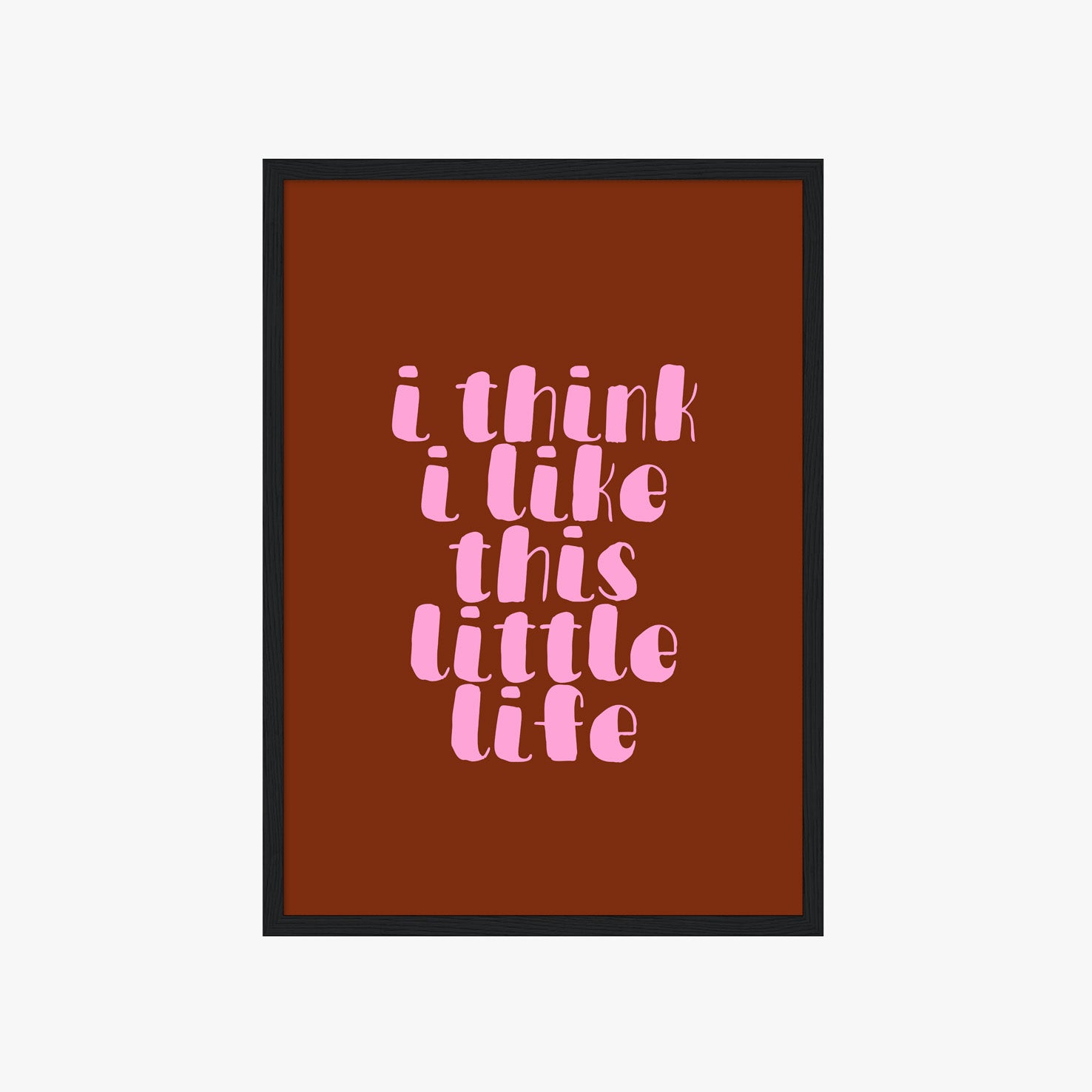 I Think I Like This Little Life Poster – Hol dir den Vibe von Selbstliebe, Ruhe und kleinen Glücksmomenten im Alltag. Die weiche, verspielte Typografie in zartem Rosa auf warmem Braunton wirkt modern, emotional und bringt eine cozy, positive Stimmung in dein Zuhause. Ob im Wohnzimmer, Schlafzimmer, Büro oder Flur – der Print sorgt sofort für eine warme, stilvolle Atmosphäre und wird zu einem dezenten Hingucker an jeder Wand.