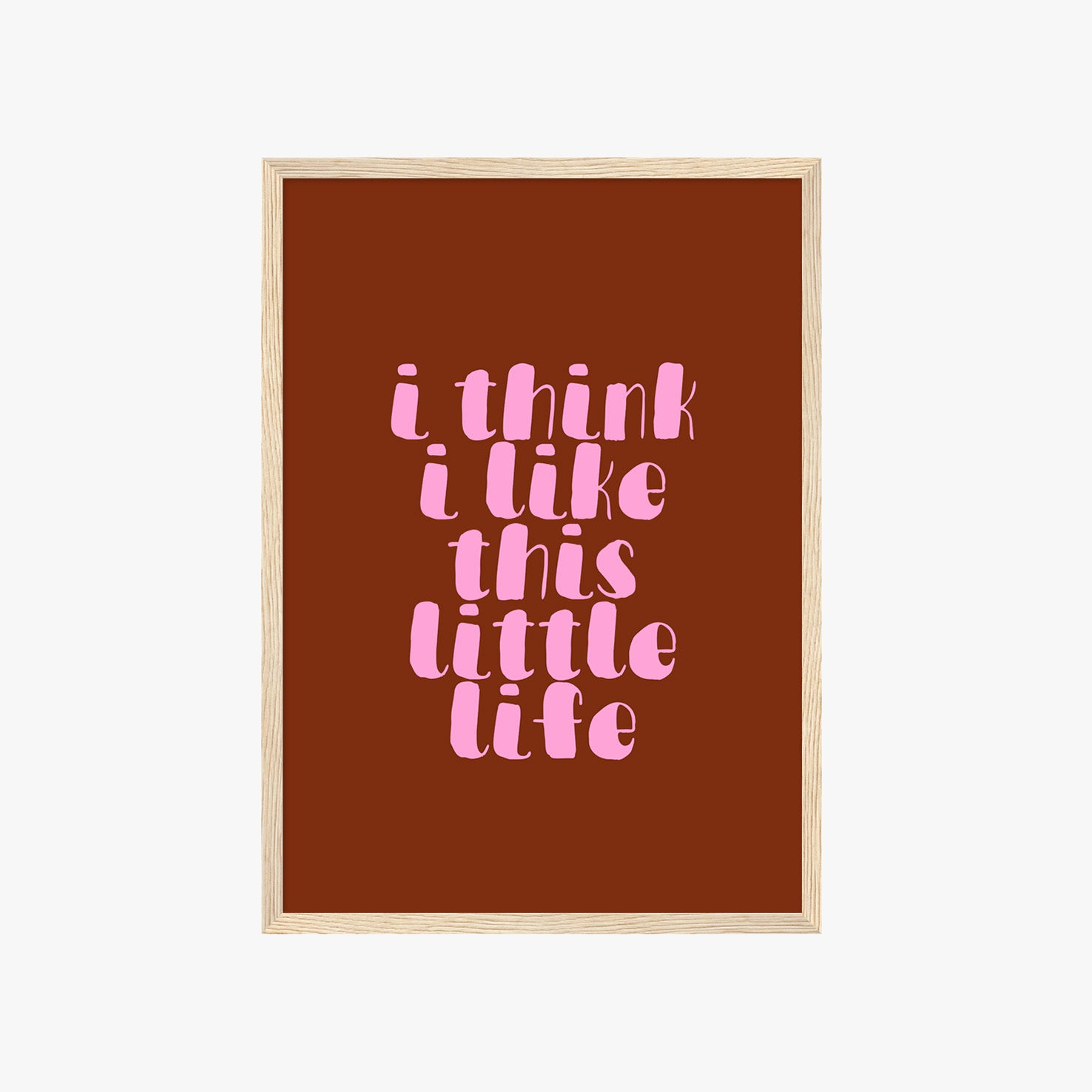 I Think I Like This Little Life Poster – Hol dir den Vibe von Selbstliebe, Ruhe und kleinen Glücksmomenten im Alltag. Die weiche, verspielte Typografie in zartem Rosa auf warmem Braunton wirkt modern, emotional und bringt eine cozy, positive Stimmung in dein Zuhause. Ob im Wohnzimmer, Schlafzimmer, Büro oder Flur – der Print sorgt sofort für eine warme, stilvolle Atmosphäre und wird zu einem dezenten Hingucker an jeder Wand.