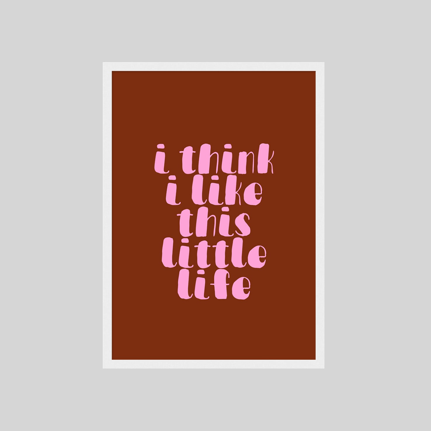 I Think I Like This Little Life Poster – Hol dir den Vibe von Selbstliebe, Ruhe und kleinen Glücksmomenten im Alltag. Die weiche, verspielte Typografie in zartem Rosa auf warmem Braunton wirkt modern, emotional und bringt eine cozy, positive Stimmung in dein Zuhause. Ob im Wohnzimmer, Schlafzimmer, Büro oder Flur – der Print sorgt sofort für eine warme, stilvolle Atmosphäre und wird zu einem dezenten Hingucker an jeder Wand.