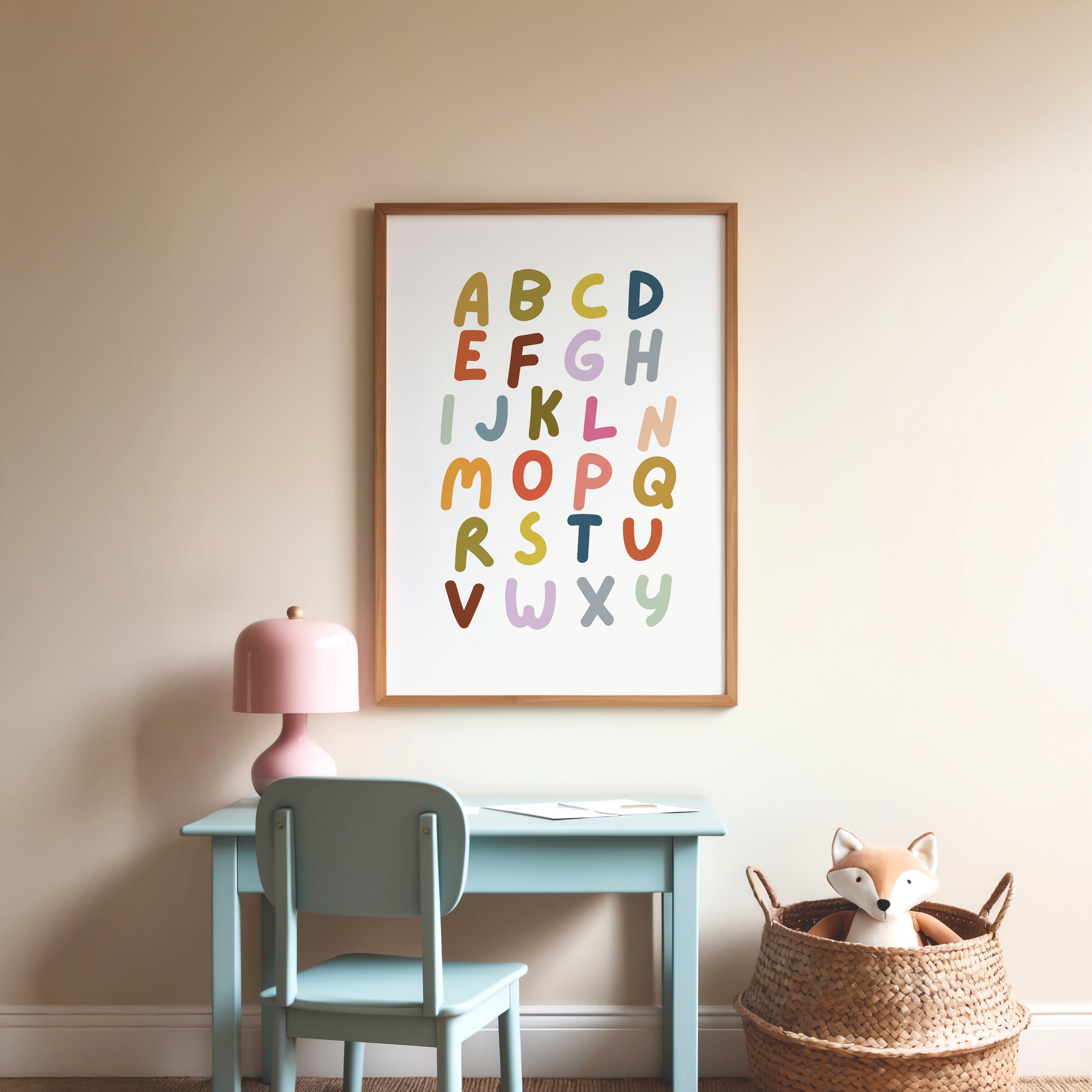 Modernes Kinderzimmer Poster mit farbigem Alphabet – spielerische Wanddeko für kleine Entdecker