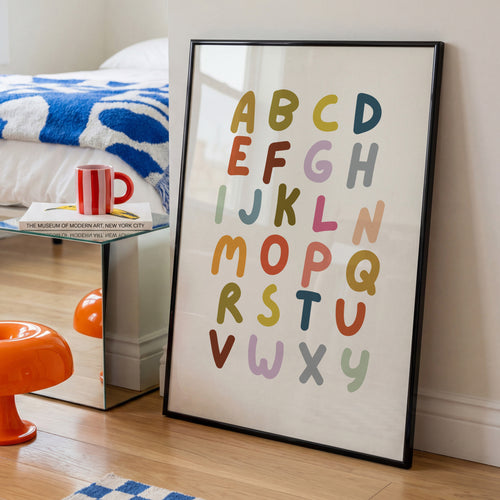 Alphabet Poster für Kinder mit bunten Buchstaben im skandinavischen Stil – dekorative Lernhilfe für die Wand