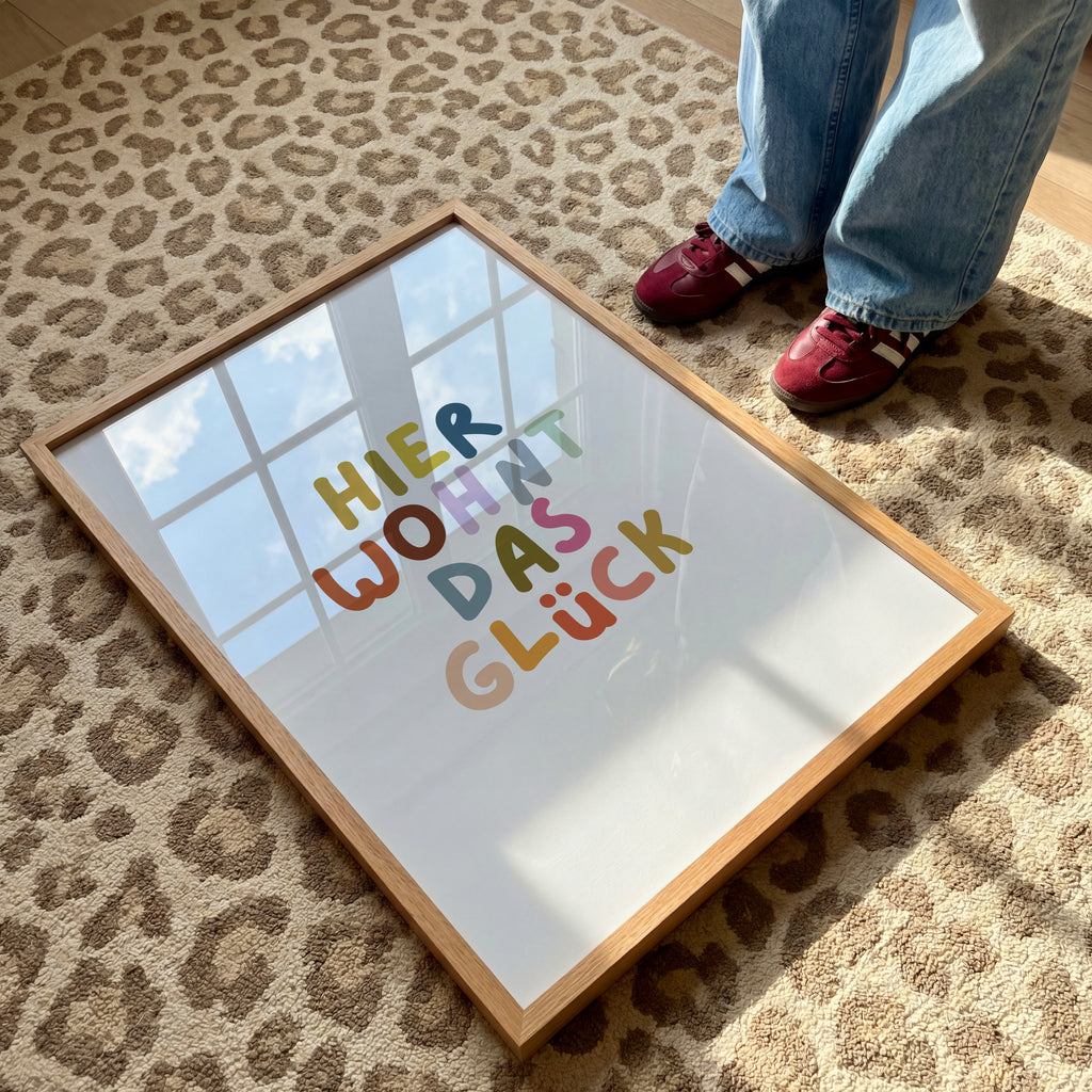 Aesthetic Poster mit positivem Spruch Hier wohnt das Glück – freundliche Wanddeko für Zuhause oder Kinderzimmer

Skandinavisch inspiriertes Typografie Poster mit bunten Buchstaben – moderne Wandgestaltung für Wohnzimmer oder Flur

Dekoratives Wandbild mit Schriftzug Hier wohnt das Glück in verspielter Typografie – warme und einladende Wohnraumdeko