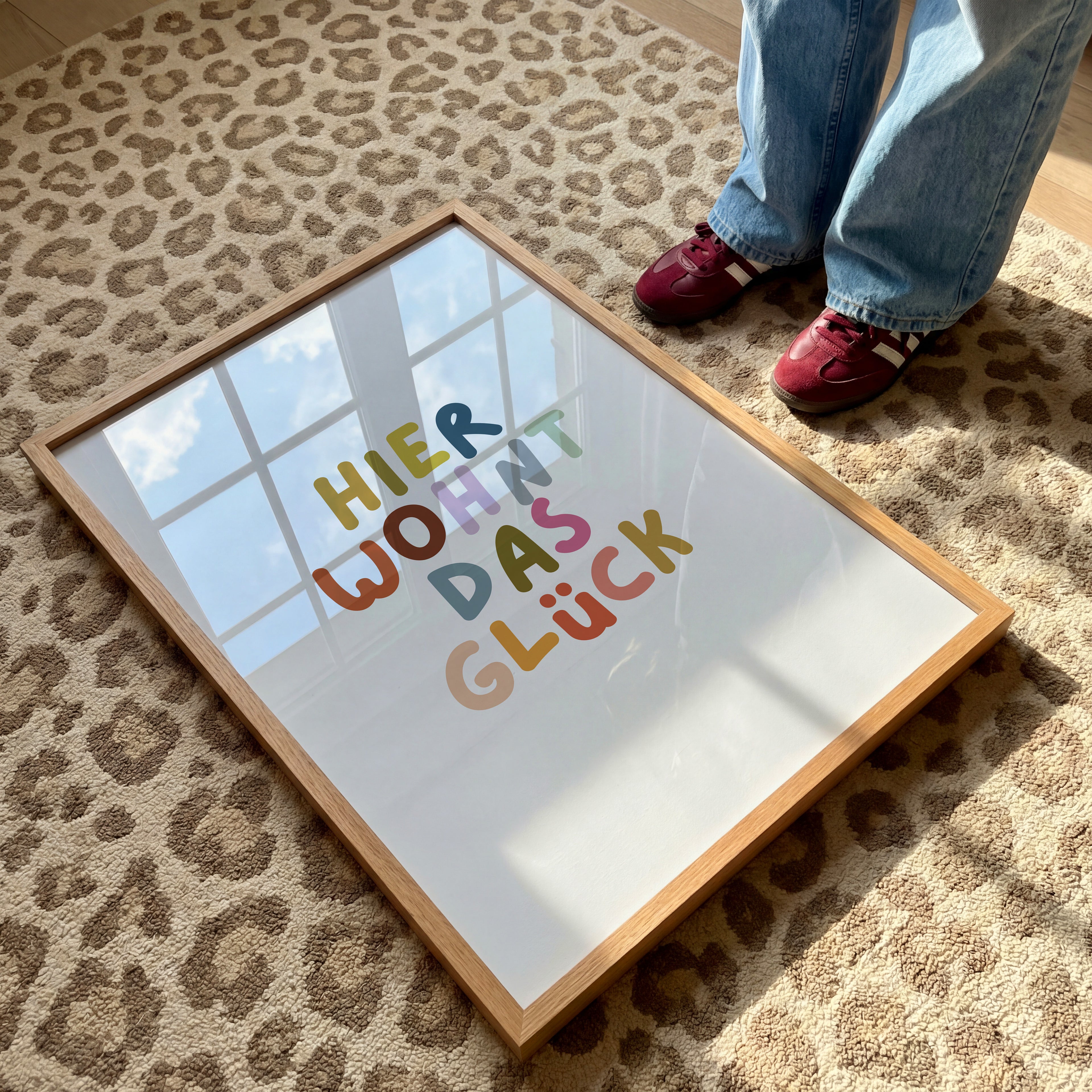 Aesthetic Poster mit positivem Spruch Hier wohnt das Glück – freundliche Wanddeko für Zuhause oder Kinderzimmer

Skandinavisch inspiriertes Typografie Poster mit bunten Buchstaben – moderne Wandgestaltung für Wohnzimmer oder Flur

Dekoratives Wandbild mit Schriftzug Hier wohnt das Glück in verspielter Typografie – warme und einladende Wohnraumdeko