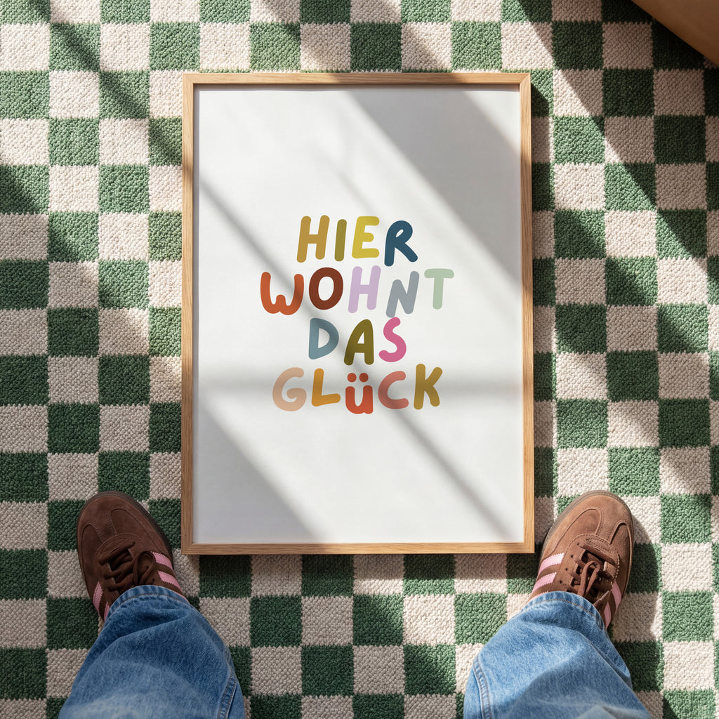 Modernes Typografie Poster mit Schriftzug Hier wohnt das Glück in bunten Farben – stilvolle Wanddeko für Kinderzimmer oder Wohnzimmer

Minimalistisches Spruch Poster auf Deutsch mit farbenfroher Typografie – ästhetische Wandkunst für moderne Wohnräume

Aesthetic Poster mit positivem Spruch Hier wohnt das Glück – freundliche Wanddeko für Zuhause oder Kinderzimmer