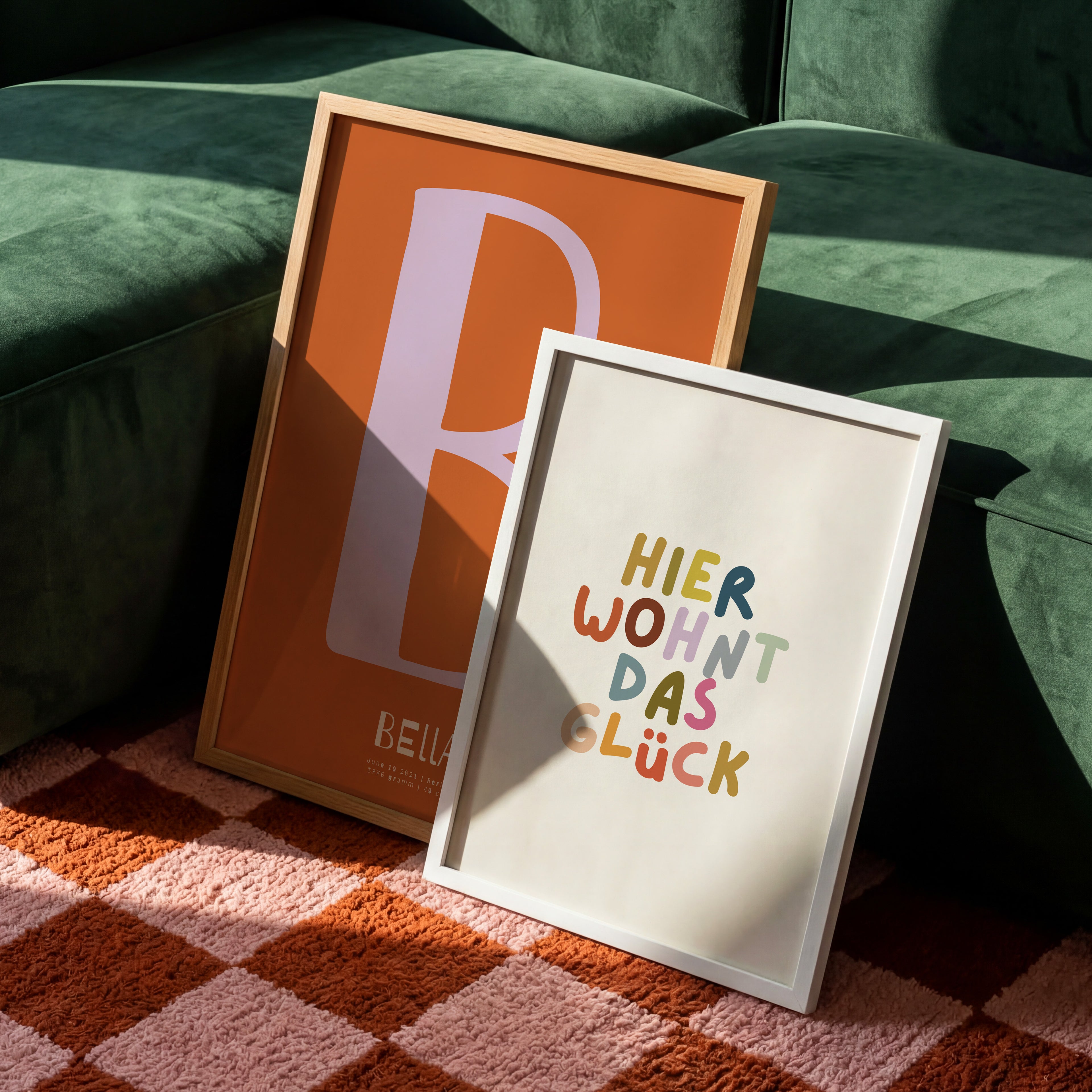 Modernes Typografie Poster mit Schriftzug Hier wohnt das Glück in bunten Farben – stilvolle Wanddeko für Kinderzimmer oder Wohnzimmer

Minimalistisches Spruch Poster auf Deutsch mit farbenfroher Typografie – ästhetische Wandkunst für moderne Wohnräume

Aesthetic Poster mit positivem Spruch Hier wohnt das Glück – freundliche Wanddeko für Zuhause oder Kinderzimmer