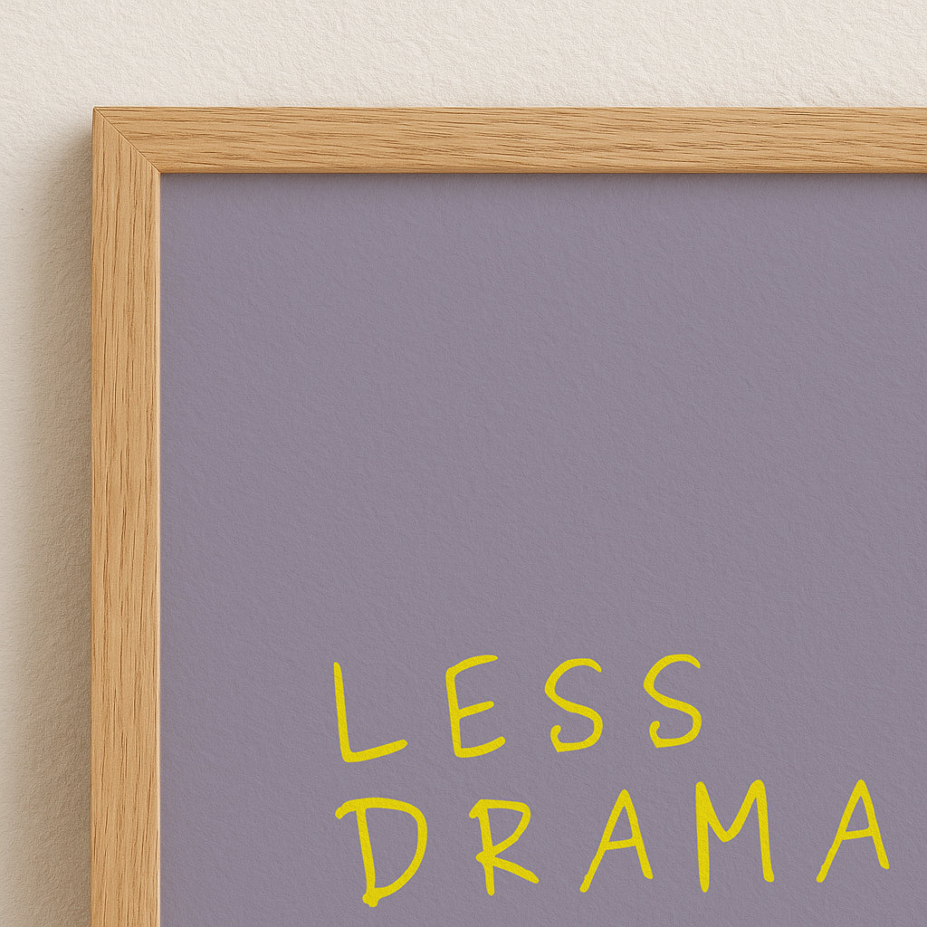 Less Drama More Karma Poster mit gelber Typografie auf lila Hintergrund im Holzrahmen
