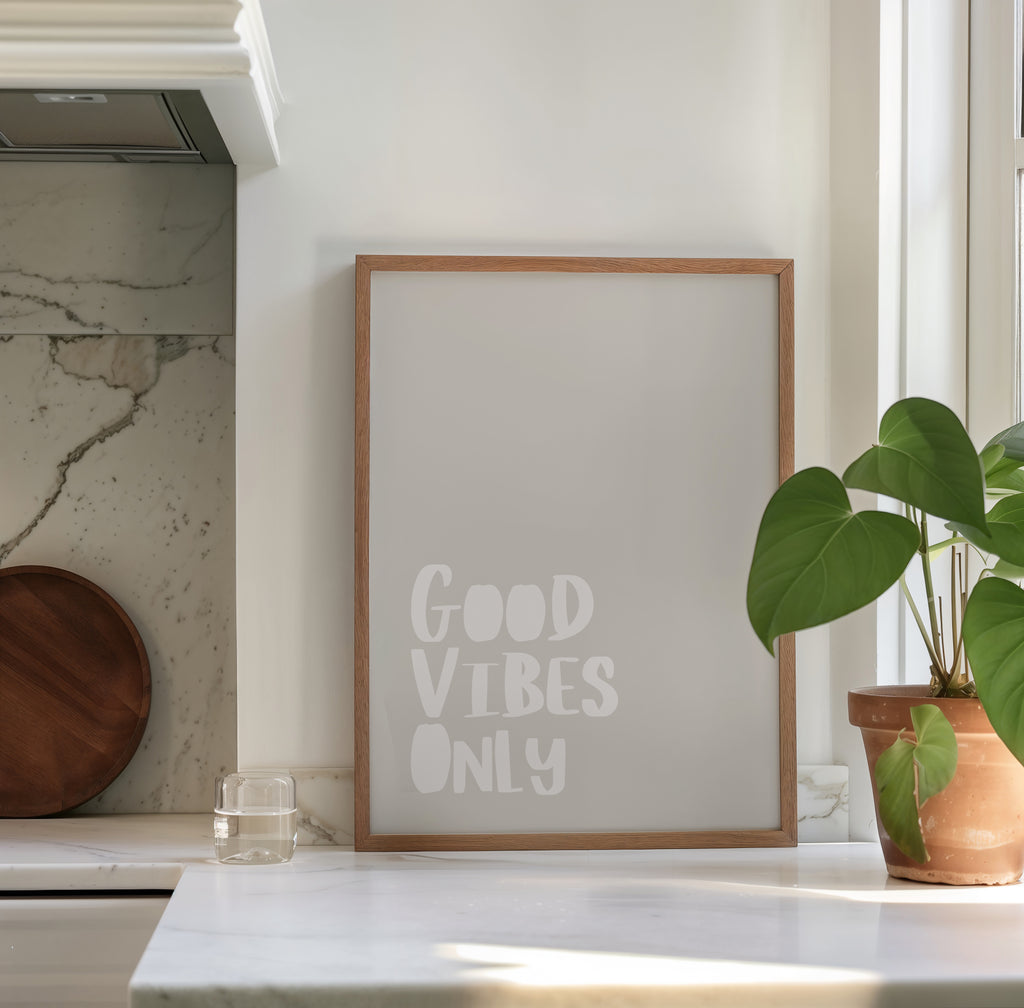 Minimal Typografie Poster mit Good Vibes Only Schriftzug