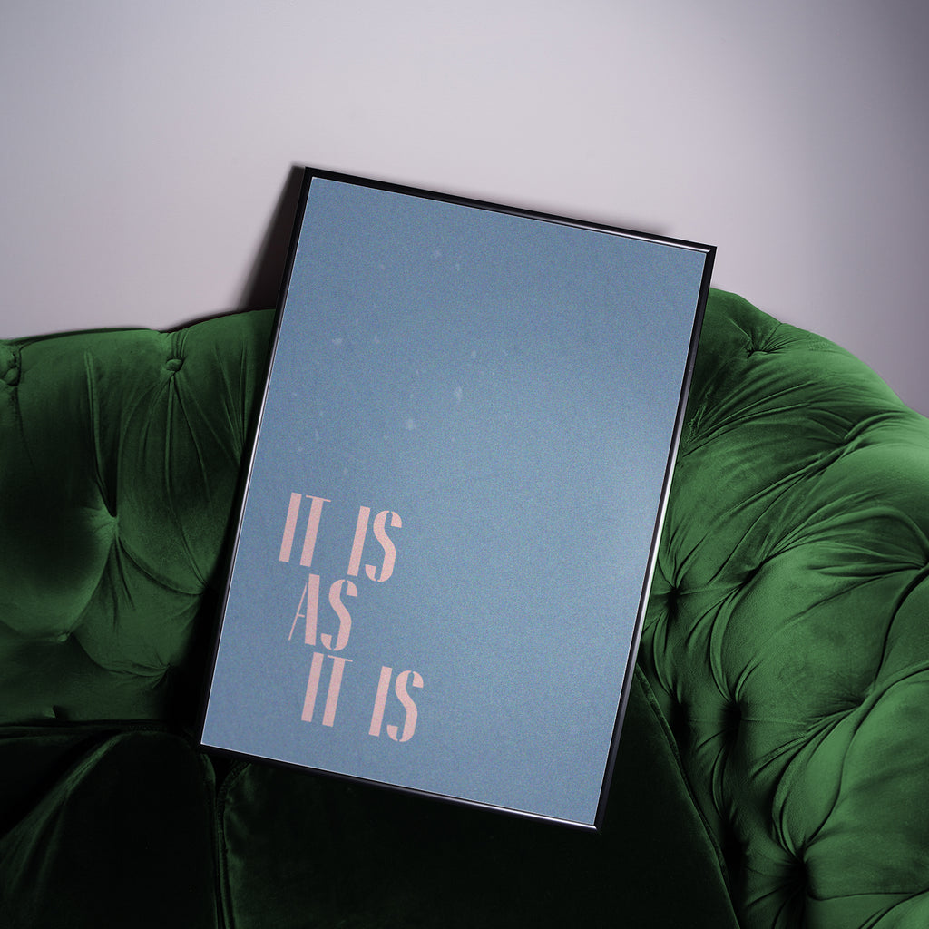 Minimalistische Wandkunst mit positivem Statement It Is As It Is im nordischen Design