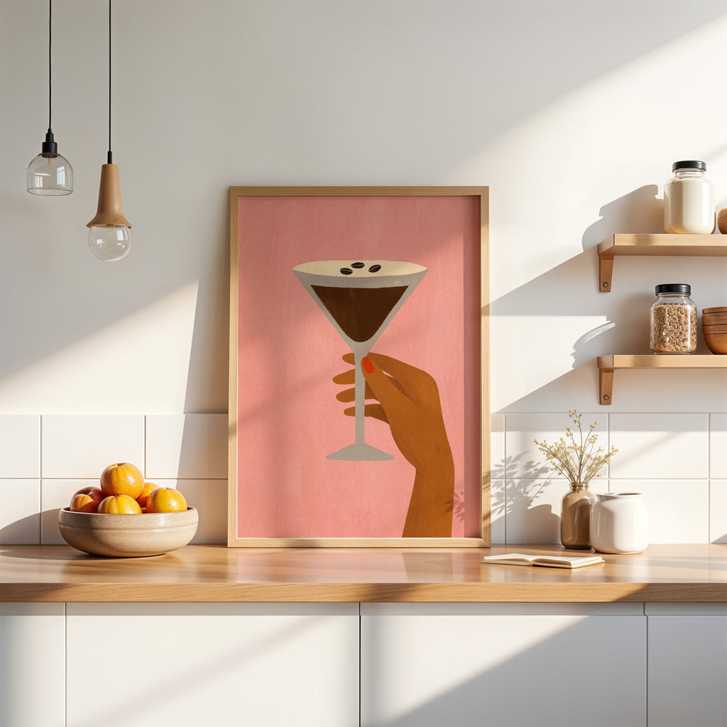 Minimalistisches Espresso Martini Wandbild mit stilisiertem Cocktailglas und Kaffeebohnen