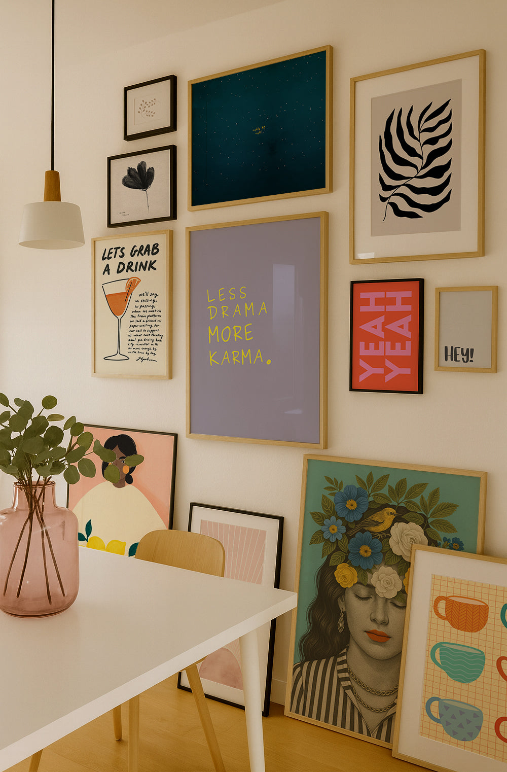 Minimalistisches Typografie Poster „Less Drama More Karma“ als moderne Wanddeko