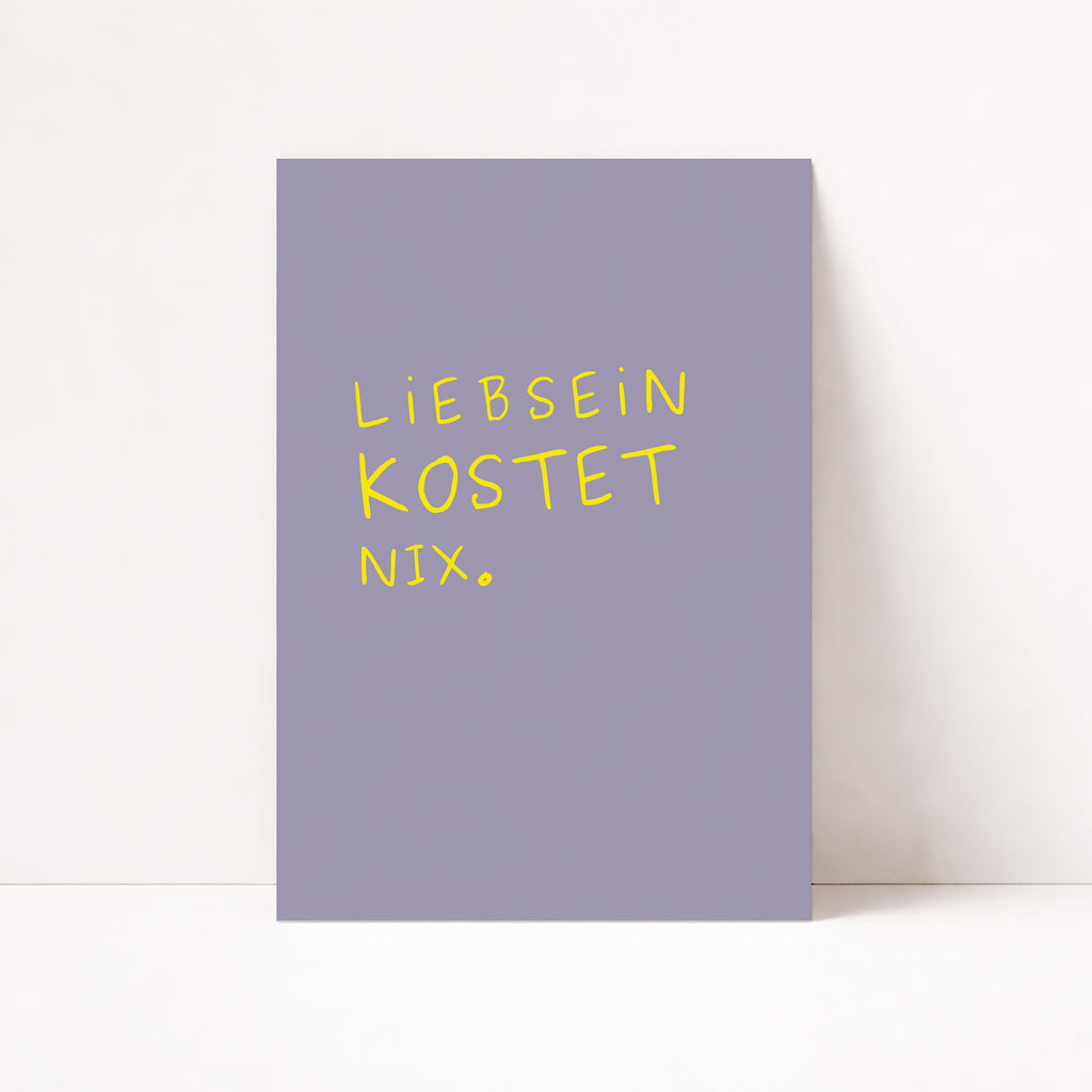 Minimalistisches Typografie Poster mit dem Spruch „Liebsein kostet nix“ in gelber Schrift auf lila Hintergrund