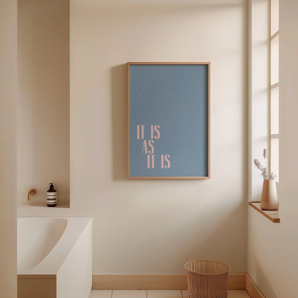 Modernes Quote Poster It Is As It Is in minimalistischem Design als stilvolle Wanddeko für Wohnzimmer oder Büro
