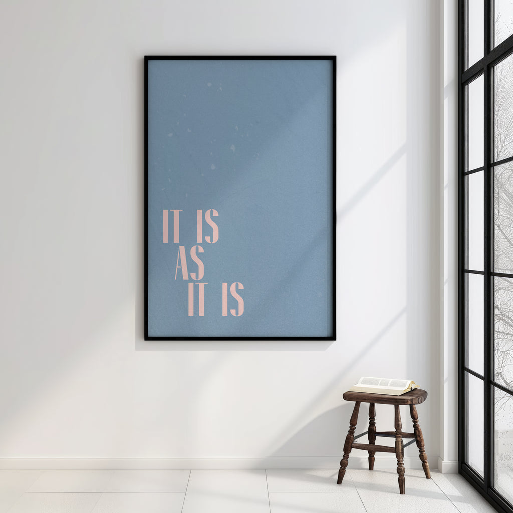 Modernes Typografie Poster mit rosa Schrift auf blauem Hintergrund als stilvolle Wanddekdo