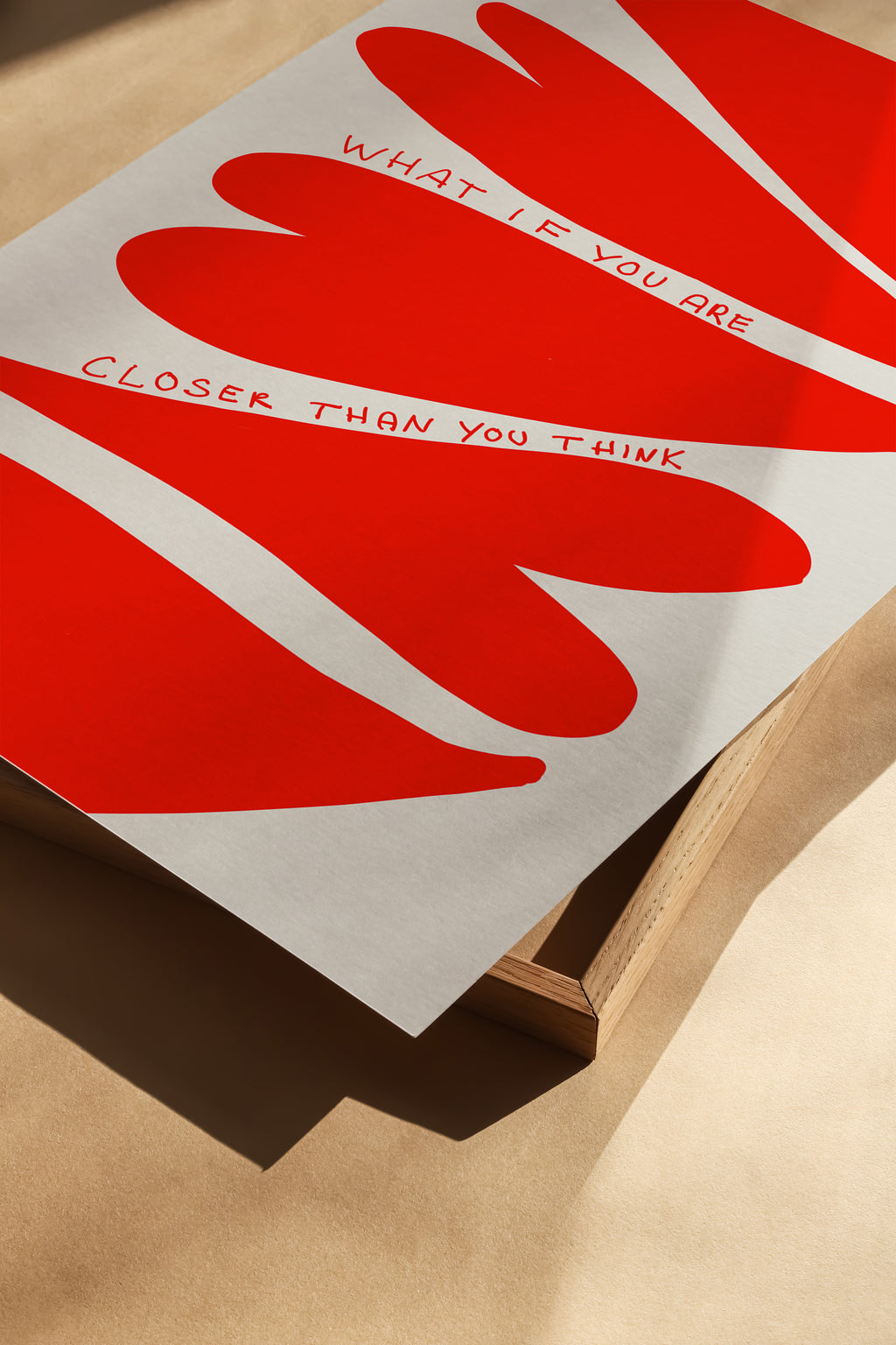 Motivations Poster mit rotem Pinsel-Design und Typography Schriftzug

Abstraktes Kunstposter in Rot mit englischem Affirmations-Zitat

Modernes Zitat Poster für Wohnzimmer oder Büro in auffälligem Rot