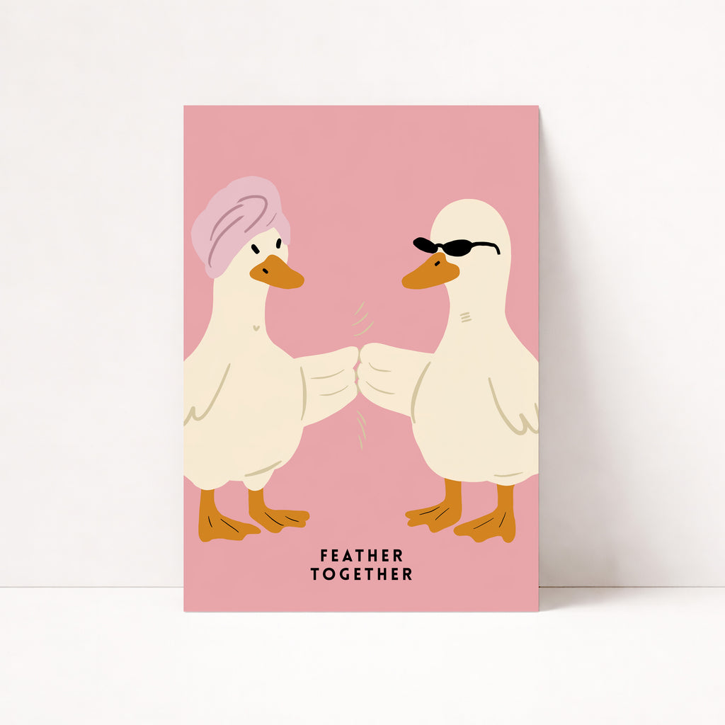 Illustration von zwei süßen Enten im Retro-Stil, die sich die Flügel geben, rosa Hintergrund