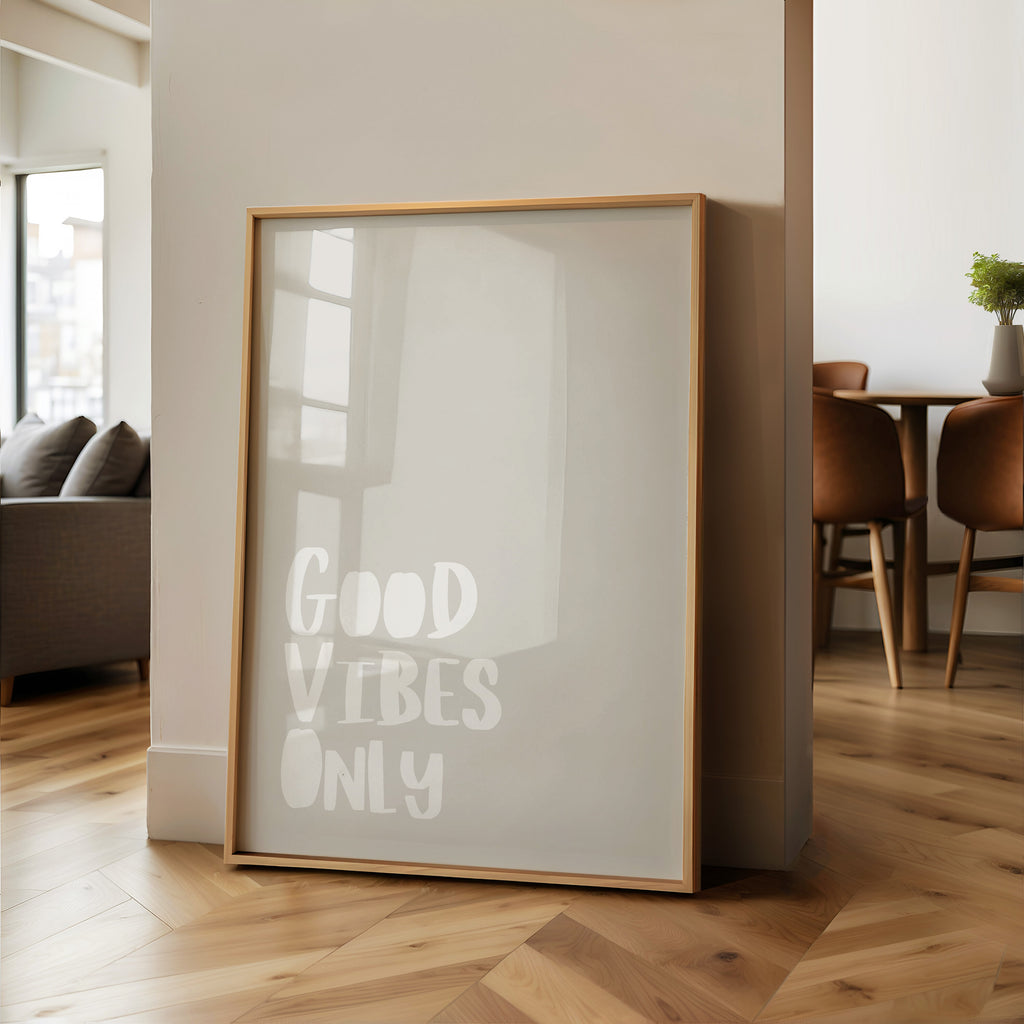 Skandinavisches Poster mit Good Vibes Only Schriftzug
