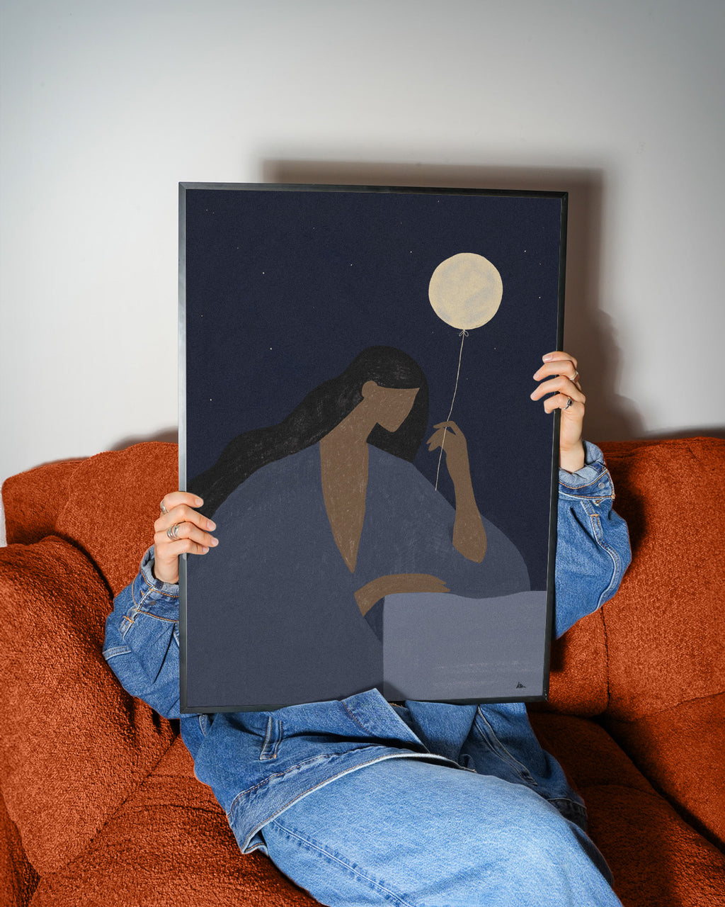 Verträumtes Mond Poster mit Frau in blauer Kleidung und nächtlicher Atmosphäre