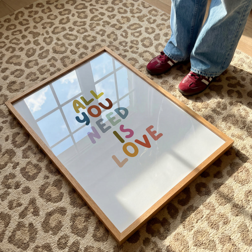 Aesthetic Poster mit Schriftzug All You Need Is Love im Retro-Stil – stilvolle Wanddekoration